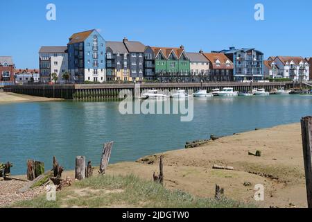 Littlehampton, West Sussex, Großbritannien. Kürzlich entwickeltes Uferhaus am Ostufer des Flusses Arun. Zeigt Ponton-Anlegeplatz und Flussufer Fußpfad Stockfoto