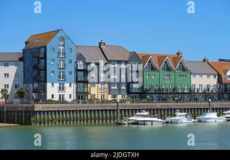 Littlehampton, West Sussex, Großbritannien. Kürzlich entwickeltes Uferhaus am Ostufer des Flusses Arun. Zeigt Ponton-Anlegeplatz und Flussufer Fußpfad Stockfoto