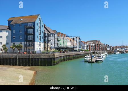 Littlehampton, West Sussex, Großbritannien. Kürzlich entwickeltes Uferhaus am Ostufer des Flusses Arun. Zeigt Ponton-Anlegeplatz und Flussufer Fußpfad Stockfoto