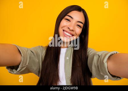 Porträt der jungen guten Laune ziemlich weiblich nehmen Selfie gehen in den Urlaub machen Reise-Vlog isoliert auf gelbem Hintergrund Stockfoto