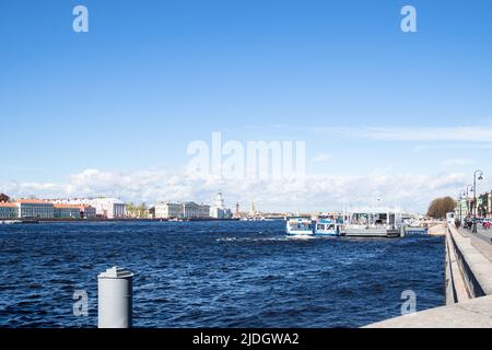 Sankt Petersburg, Russland - 13. Mai 2022: senatsanlegestelle in Sankt Petersburg am Angliskaya-Ufer und Blick auf das Universitetskaya-Ufer über Gr Stockfoto