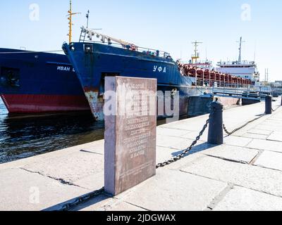 Sankt Petersburg, Russland - 13. Mai 2022: gedenktafel an der Stelle, wo Schiff mit Philosophen aus Russland im Jahr 1922 auf dem Ufer Lieutenan vertrieben wurde Stockfoto