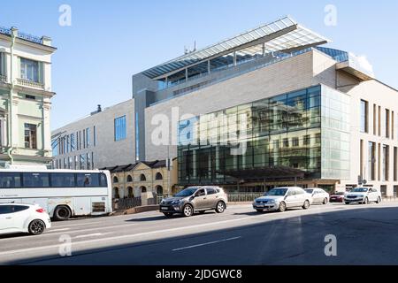 Sankt Petersburg, Russland - 13. Mai 2022: Auto auf der Decembris Street in der Nähe der zweiten Etappe des staatlichen akademischen Mariinsky-Theaters in St. Petersburg, Russland Stockfoto