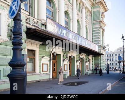 Sankt Petersburg, Russland - 13. Mai 2022: Hauptgebäude des Staatlichen Akademischen Mariinsky-Theaters in der Glinka-Straße in St. Petersburg, Russland am sonnigen Mai Stockfoto