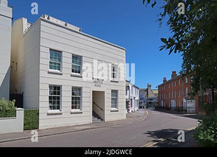 Littlempton WST Sussex, Großbritannien. Altstadt - Ecke River Road und Surrey Street. Zeigt das renovierte Argyll Hall-Gebäude. Stockfoto