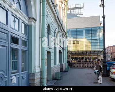 Sankt Petersburg, Russland - 13. Mai 2022: Hauptgebäude und zweite Etappe des Staatlichen Akademischen Mariinsky-Theaters in der Nähe des Krjukow-Kanals in Sankt Petersburg, Stockfoto