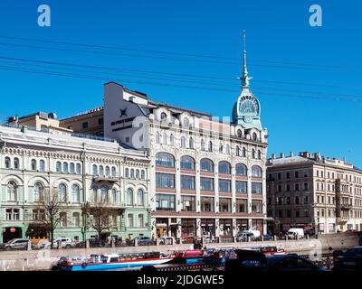 Sankt Petersburg, Russland - 14. Mai 2022: Esders und Scheefhals bauen am Moika-Ufer in St. Petersburg am sonnigen Frühlingsmorgen Stockfoto
