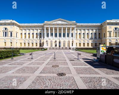Sankt Petersburg, Russland - 14. Mai 2022: Vorderansicht des Staatlichen Russischen Museums auf dem Kunstplatz in Sankt Petersburg am sonnigen Frühlingsmorgen Stockfoto