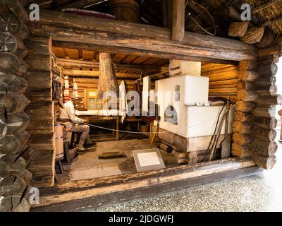 Sankt Petersburg, Russland - 14. Mai 2022: Antikes Holzhaus im Russischen Ethnographischen Museum. Das Russische Museum für Ethnographie beherbergt Gegenstände, die sich auf e beziehen Stockfoto