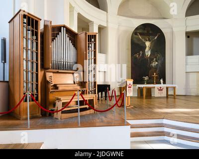 Sankt Petersburg, Russland - 14. Mai 2022: Kleine Orgel in der lutherischen Kirche St. Peter und St. Paul (Petrikirche, St. Peter's Church) in St. Petersbur Stockfoto