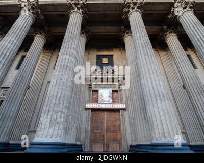 Sankt Petersburg, Russland - 14. Mai 2022: Geschlossene Tore der Kasaner Kathedrale in Sankt Petersburg am Frühlingsabend Stockfoto