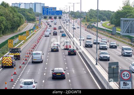 Datchet, UK. 21.. Juni 2022. Da sich viele Menschen heute für den ersten Tag des National Rail Strike entschieden haben, zu Hause zu bleiben, war die Hauptverkehrszeit am M4 in Datchet London leiser als eine normale Hauptverkehrszeit. Quelle: Maureen McLean/Alamy Live News Stockfoto