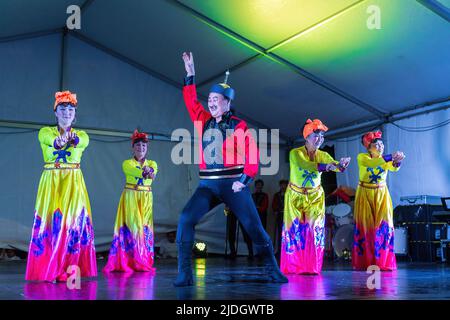 Ein Volkstanz, der von Uiguren, einer ethnischen Minderheit aus der Region Xinjiang in China, während der Mondfestspiele in Auckland, Neuseeland, aufgeführt wird Stockfoto