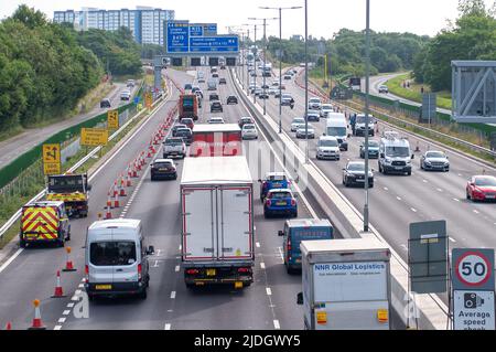 Datchet, UK. 21.. Juni 2022. Da sich viele Menschen heute für den ersten Tag des National Rail Strike entschieden haben, zu Hause zu bleiben, war die Hauptverkehrszeit am M4 in Datchet London leiser als eine normale Hauptverkehrszeit. Quelle: Maureen McLean/Alamy Live News Stockfoto