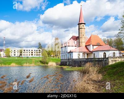 Gatchina, Russland - 15. Mai 2022: Gebäude des Prioratspalastes am Ufer des Schwarzen Sees am Frühlingstag in der Stadt Gatchina. Gatchina Palast wurde von der UNESCO Welt empfangen Stockfoto