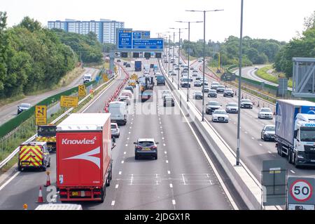 Datchet, UK. 21.. Juni 2022. Da sich viele Menschen heute für den ersten Tag des National Rail Strike entschieden haben, zu Hause zu bleiben, war die Hauptverkehrszeit am M4 in Datchet London leiser als eine normale Hauptverkehrszeit. Quelle: Maureen McLean/Alamy Live News Stockfoto