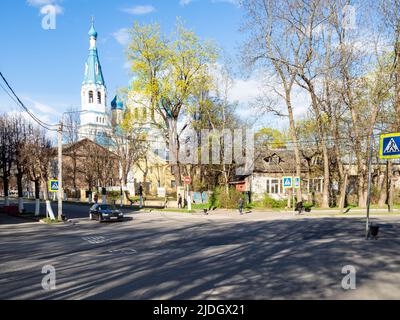 Gatchina, Russland - 15. Mai 2022: Сhkalova Straße in Gatchina Stadt im Frühjahr. Gatchina ist die größte Stadt in der Leningrader Oblast, sie ist am besten bekannt als die Stockfoto