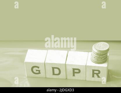 GDPR Abkürzung in Holzwürfel auf Rot geschrieben. Informationsschutzkonzept. Stockfoto