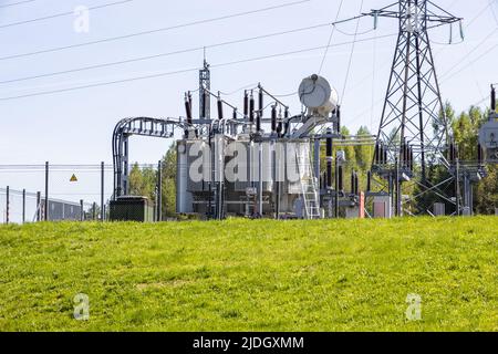 Hochspannungstürme, Übertragungsleitungen, Kabel an Transformatoren und Verteilerstation Stockfoto