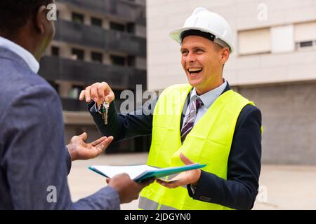 Architekt übermittelt Schlüssel an das neue afroamerikanische Kaufmannshopping-Center Stockfoto