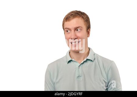 Porträt von lustigen jungen Kerl suchen links in hellgrauem T-Shirt isoliert auf weißem Hintergrund. Attraktiver lächelnder Mann mit guten Gefühlen, schöner A Stockfoto