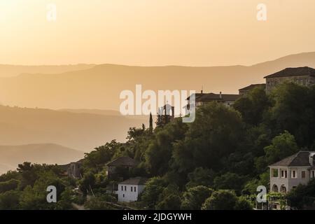 Silhouette der christlichen Kirche in Gjirokaster Stadt, Albanien Stockfoto