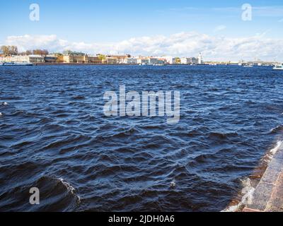 Großer Fluss Neva und Blick auf das Universitetskaya-Ufer in Sankt Petersburg, Russland am sonnigen Maitag Stockfoto