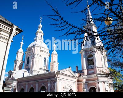 Blick auf die St. Andreas Kathedrale auf der Vasilievsky Insel in Sankt Petersburg, Russland am sonnigen Maitag Stockfoto