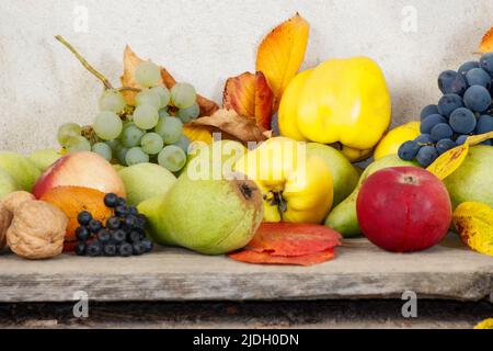 Ländliche Ernte auf dem Holzbrett. Bund von reifen Früchten. Bio gesunde Lebensmittel und rustikale Stillleben Zusammensetzung Stockfoto