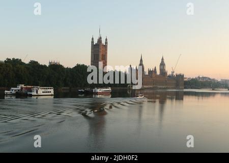The Royal Barge (1964) einer der Britannia-Ausschreibungen macht sich am Morgen des Trooping the Color 2022 an den Houses of Parliament vorbei Stockfoto