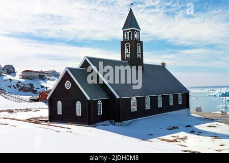 Zion Kirche in Ilulissat Grönland mit sonniger Schneelandschaft Stockfoto