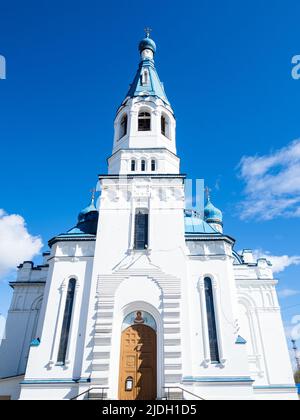 Vorderansicht der Kathedrale von Fürbitte in Gatchina, Russland am sonnigen Frühlingstag Stockfoto