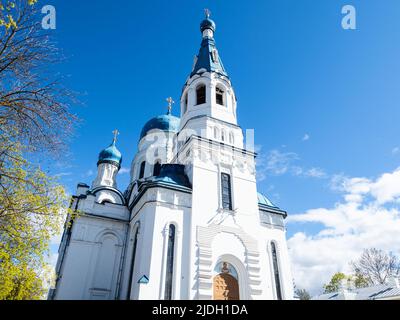 Blick auf die Kathedrale von Fürbitte in der Stadt Gatchina, Russland am sonnigen Frühlingstag Stockfoto