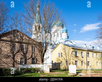 Städtische Häuser und Fürbitte Kathedrale in Gatchina Stadt auf dem Hintergrund, Russland am sonnigen Frühlingstag Stockfoto