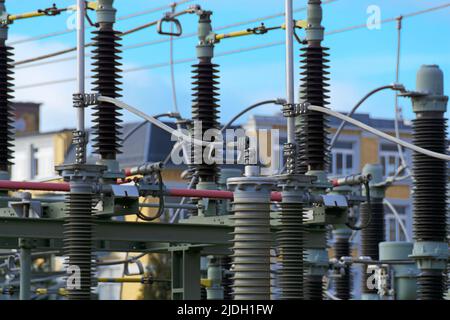 Eine Unterstation verbindet unterschiedliche Spannungspegel Stockfoto