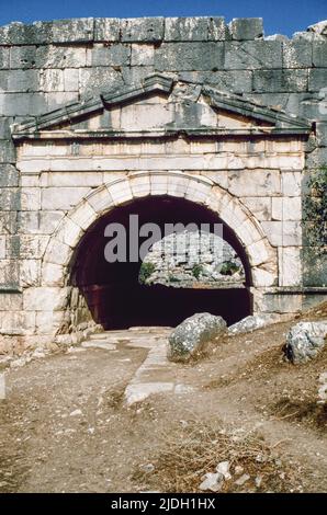 Tor des Amphitheaters. Überreste der antiken griechischen Stadt Letoon (Letoum) in Lykien, Türkei. Archivscan von einem Dia. Oktober 1985. Stockfoto