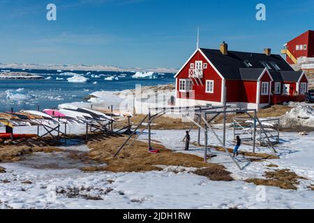 Schöne rote Häuser Stadtbild in Ilulissat Grönland Stockfoto