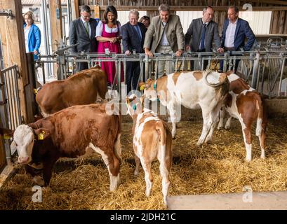 Bayern, 21. Juni 2022, Poing/Grub: Florian Herrmann (l-r), (CSU) Leiter des Staatskanzleramtes und Staatsministerin für Bundes- und Europaangelegenheiten und Medien, Michaela Kaliber, (CSU) Staatsministerin für Ernährung, Landwirtschaft und Forsten, Janusz Wojciechowski, EU-Kommissar für Landwirtschaft und ländliche Entwicklung, Markus Söder, (CSU) Ministerpräsident Bayerns, Hubert Aiwanger, (Freie Wähler) Stellvertretender Ministerpräsident und Bayerischer Staatsminister für Wirtschaft, ländliche Entwicklung und Energie, und Thorsten Glauber, Staatsminister für Umwelt (Freie Wähler) Stockfoto