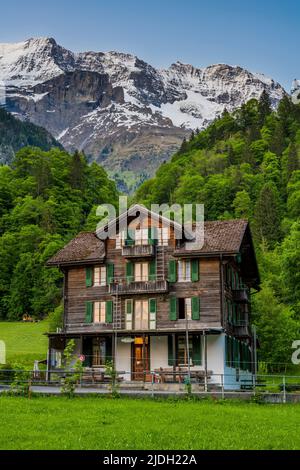 Typisches Schweizer Berghaus aus Holz, Lauterbrunnen, Kanton Bern, Schweiz Stockfoto