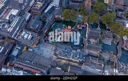 Luftaufnahme des Yu Yuan (Yu Garden) in der Abenddämmerung während des Laternenfestes des Jahres des Ochsen in Shanghai. Stockfoto