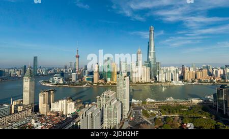 Spektakuläre Luftaufnahme des Finanzbezirks Lujiazui in Pudong, Waitan (der Bund) Shanghai, aufgenommen über Yu Yuan (Yu Garten) Shanghai. Stockfoto