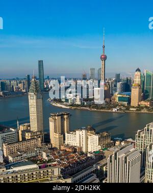 Spektakuläre Luftaufnahme des Finanzbezirks Lujiazui in Pudong, Waitan (der Bund) Shanghai, aufgenommen über Yu Yuan (Yu Garten) Shanghai. Stockfoto