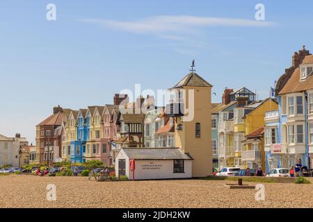 Farbenfrohe Gebäude mit Blick auf den Strand an einem sonnigen Tag mit blauem Himmel. Aldeburgh, Suffolk. VEREINIGTES KÖNIGREICH Stockfoto