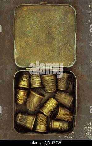 Sammlung antiker Messinghülsen in Messingdose auf rostigen Metallblechen Stockfoto