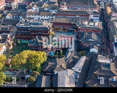 Luftaufnahme des Yu Yuan (Yu Garden) in der Abenddämmerung während des Laternenfestes des Jahres des Ochsen in Shanghai. Stockfoto