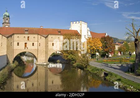 Historisches watergate 'Stadtbrille' und Stadtpark im Herbst, Deutschland, Bayern, Amberg Stockfoto