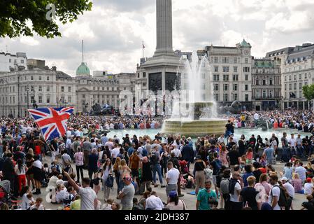 Crowrds versammeln sich auf dem Londoner Trafalgar Square und warten darauf, dass die RAFD zu Ehren des Platinum Jubliee der Königin vorbeifliegt. 2.. Juni 2022. Stockfoto