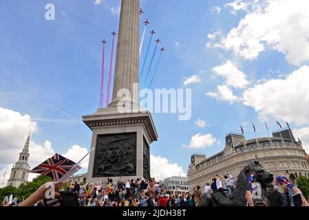 Crowrds versammeln sich auf dem Londoner Trafalgar Square, um die vorbeifliegende RAF zu beobachten - einschließlich der Red Arrows, zu Ehren der Platinum Jubliee der Queen. 2.. Juni Stockfoto