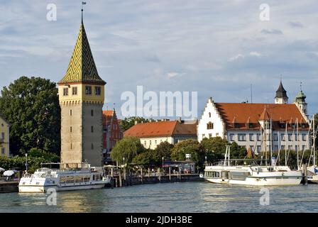 Altstadt von Lindau, mit dem Mang-Turm und Jachthafen im Vordergrund, Deutschland, Bayern, Lindau Stockfoto