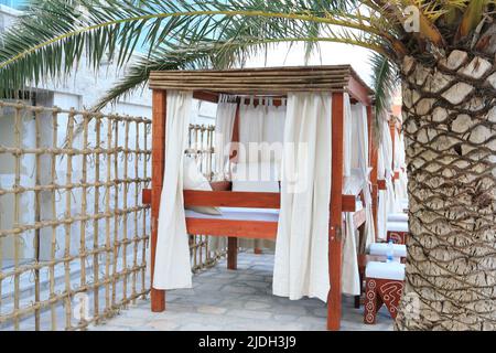 Hölzerne Strandpavillons mit weißen Vordächer für Privatsphäre und Entspannung am Ufer des Strandes zur Veröffentlichung, Gestaltung, Poster, Kalender, Post Stockfoto